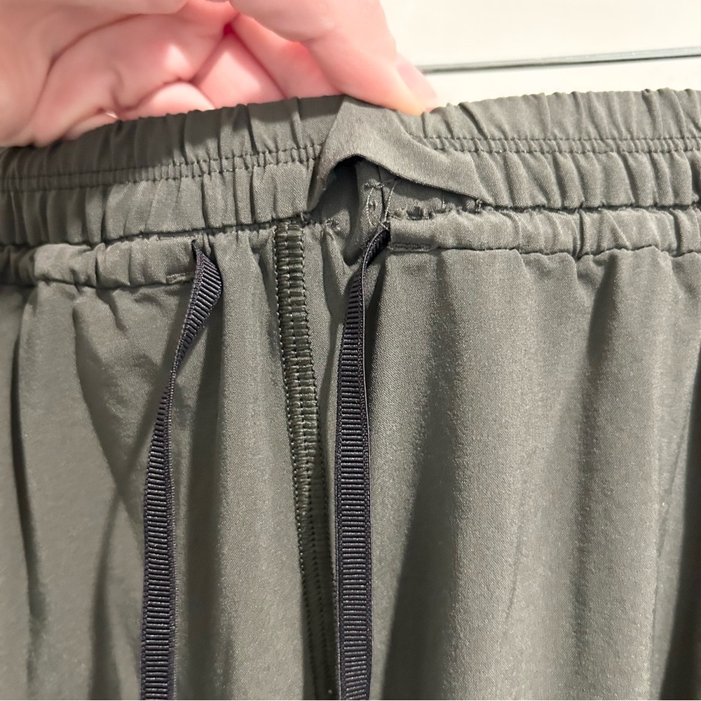 Lululemon Final Play Crop *23” Evergreen Size 6 FLAWED - Picture 6 of 11
